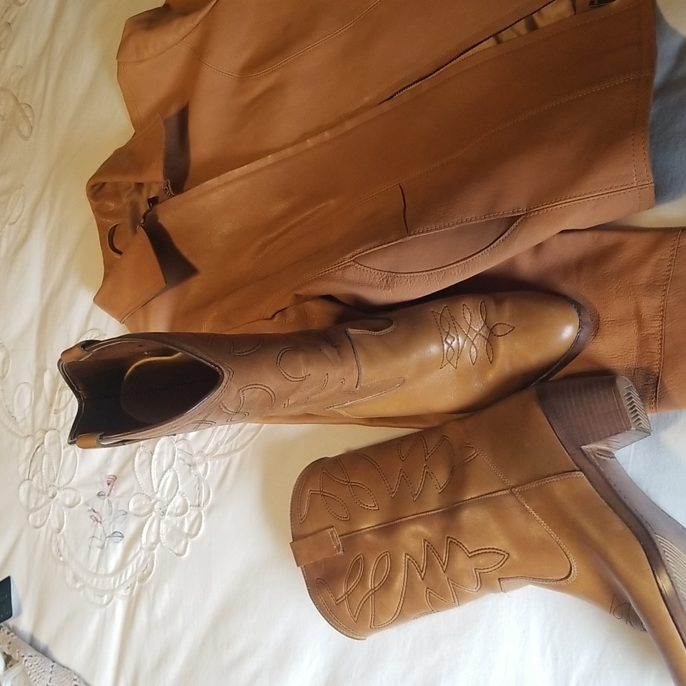 GAP Women's Camel Leather Jacket And Made In Canada Vintage Leather Cowboy boots - Picture 7 of 10